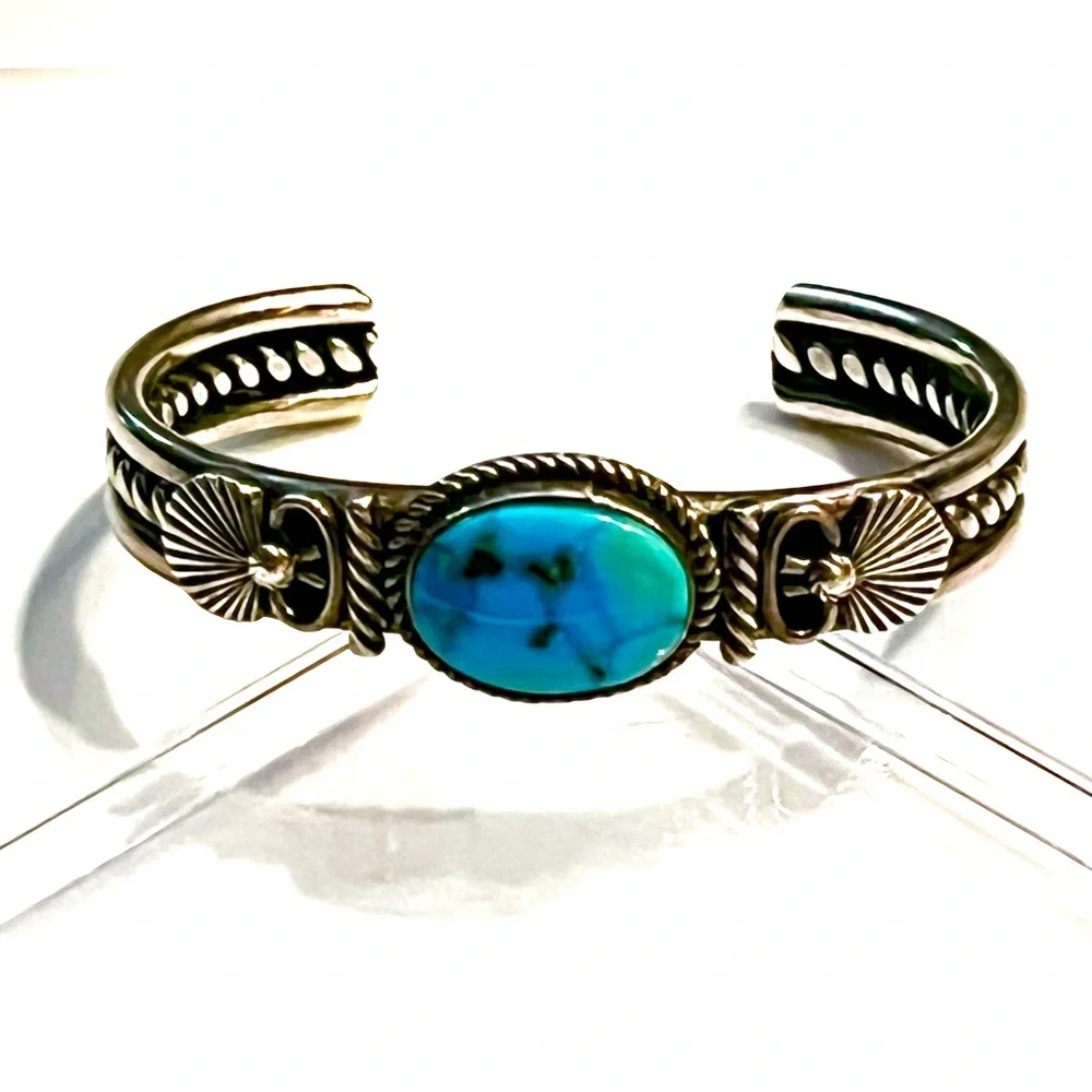 Signed - Derrick Gordon, Navajo. Elegant “Ajax” Turquoise Sterling Silver Cuff - Picture 1 of 12